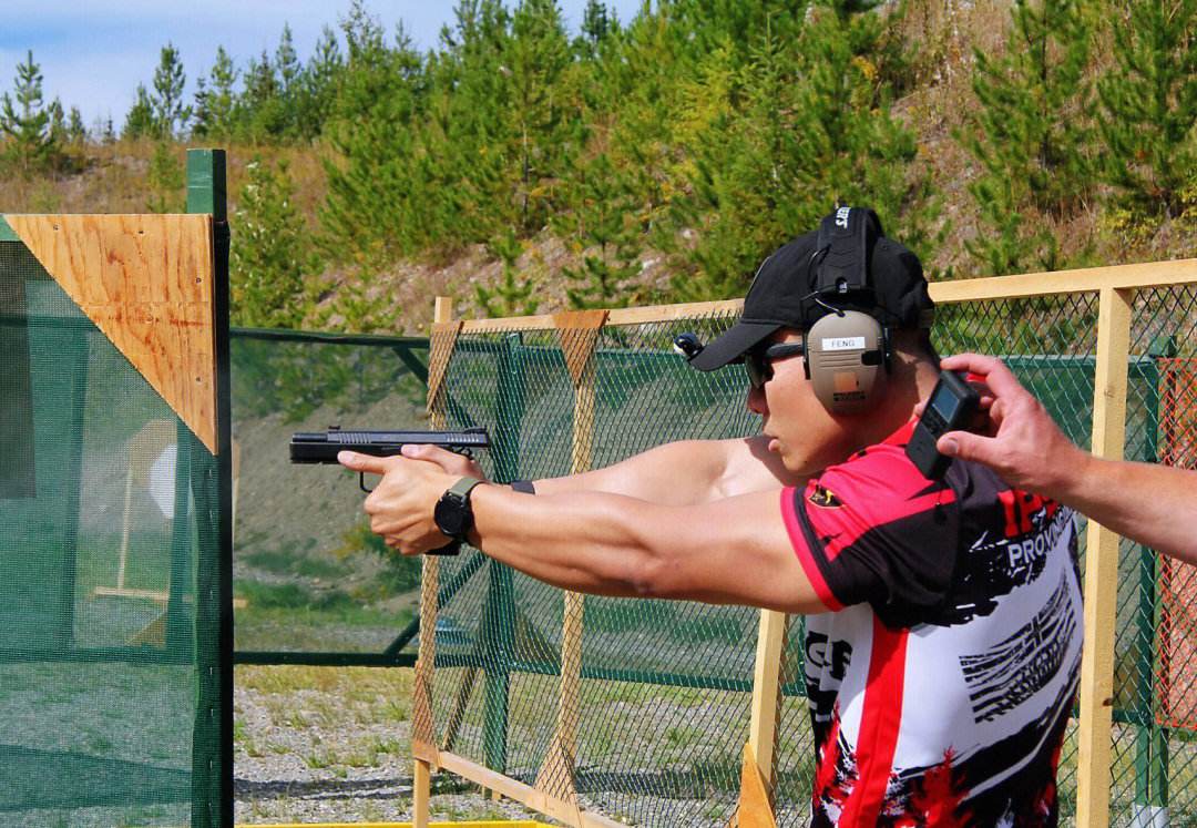 加拿大运动员在射击比赛中取得好成绩